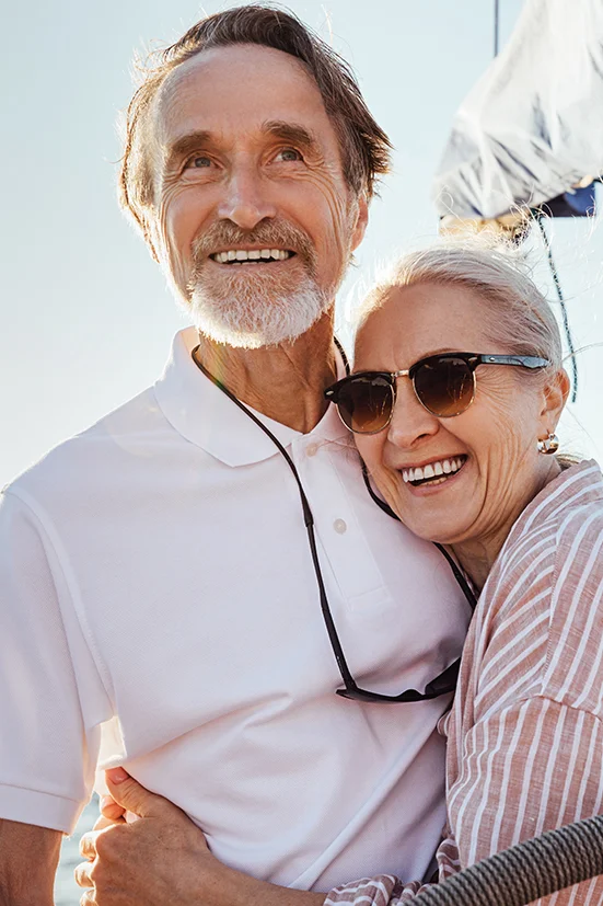 Pareja mayor disfrutando de su jubilación a bordo de un velero