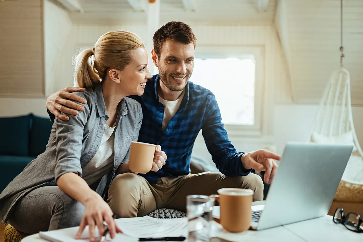 Pareja en casa durante su primera consulta con una asesora financiera online